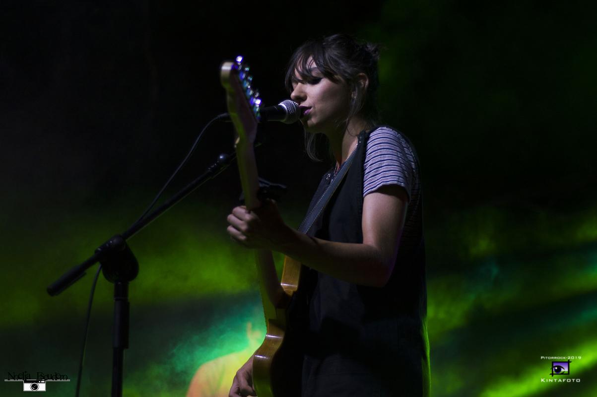 Selene Casas durante un concierto