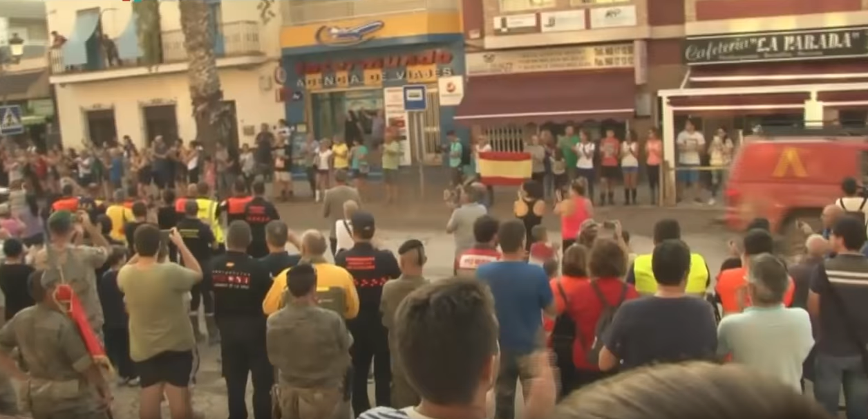 Los Alcázares despiden al Ejército y la UME entre aplausos tras el temporal.