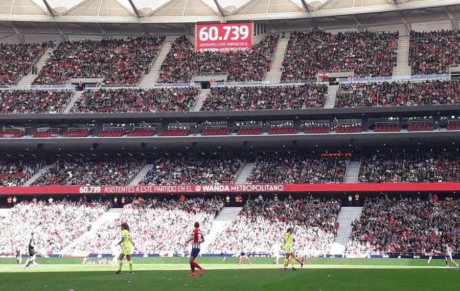 60 739 espectadores se dieron cita en el Wanda Metropolitano para ver el Atlético Barça de la Liga Iberdrola siendo el récord de asistencia a un partido femenino en España