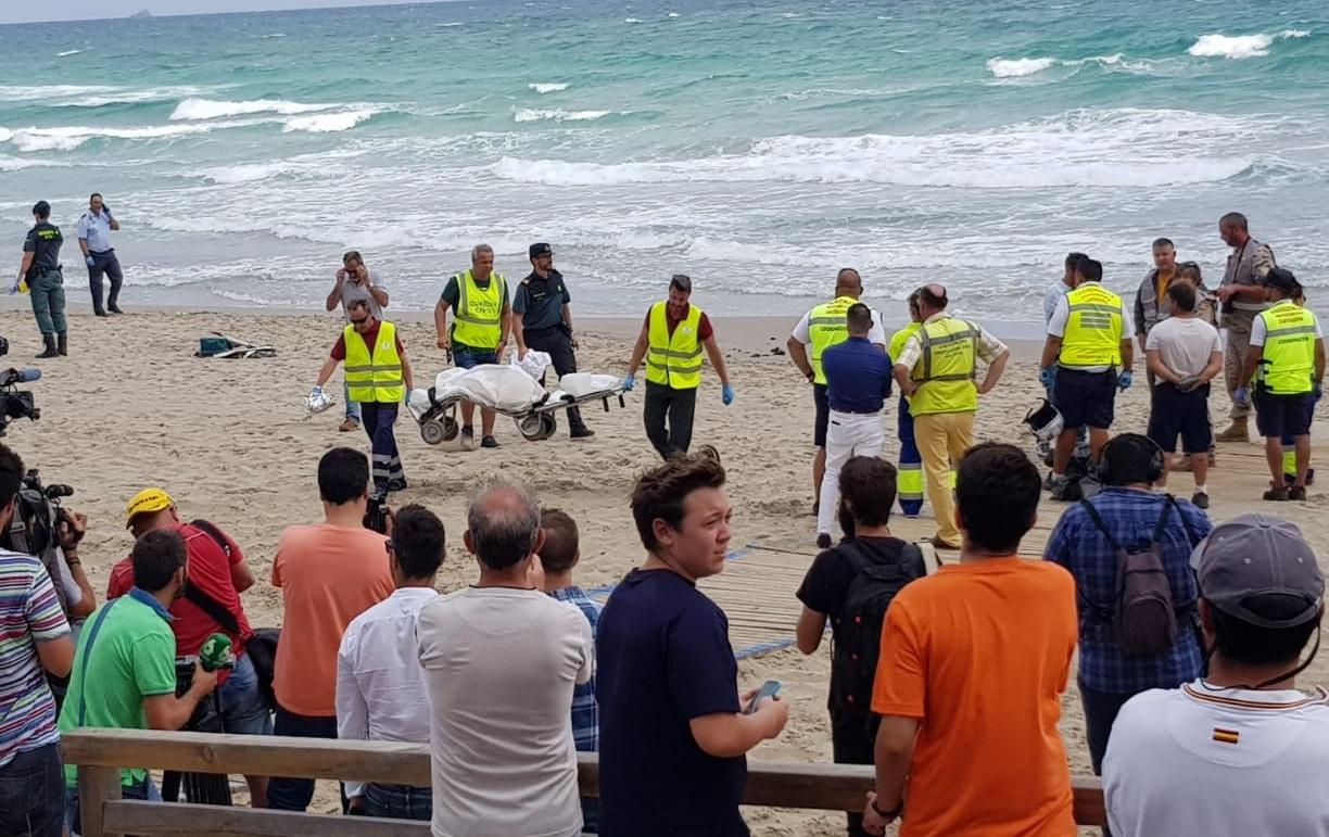 Los equipos de emergencias y la policía forense trasladan los restos del piloto fallecido Francisco Marín. 