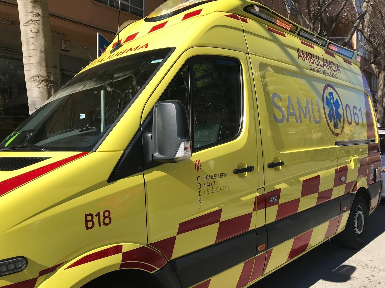 Dos profesoras y varios alumnos atendidos tras chocar su autobús contra un supermercado