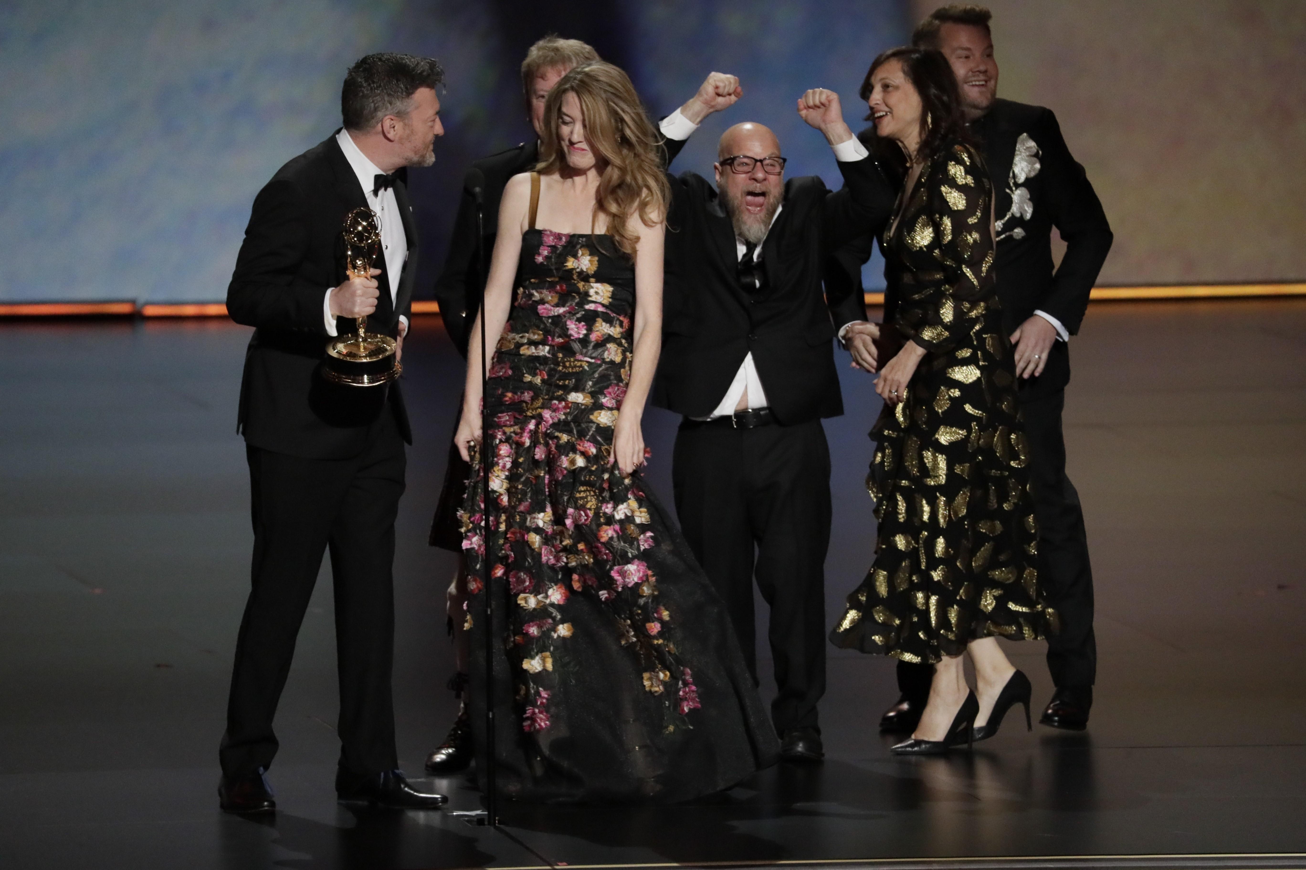 Charlie Brooker y el elenco de 'Black Mirror' celebran su premio durante la gala. EP