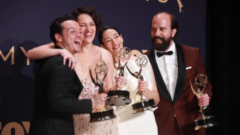 Andrew Scott, Phoebe Waller Bridge, Sian Clifford y Brett Gelman con el premio a la Mejor serie. EP