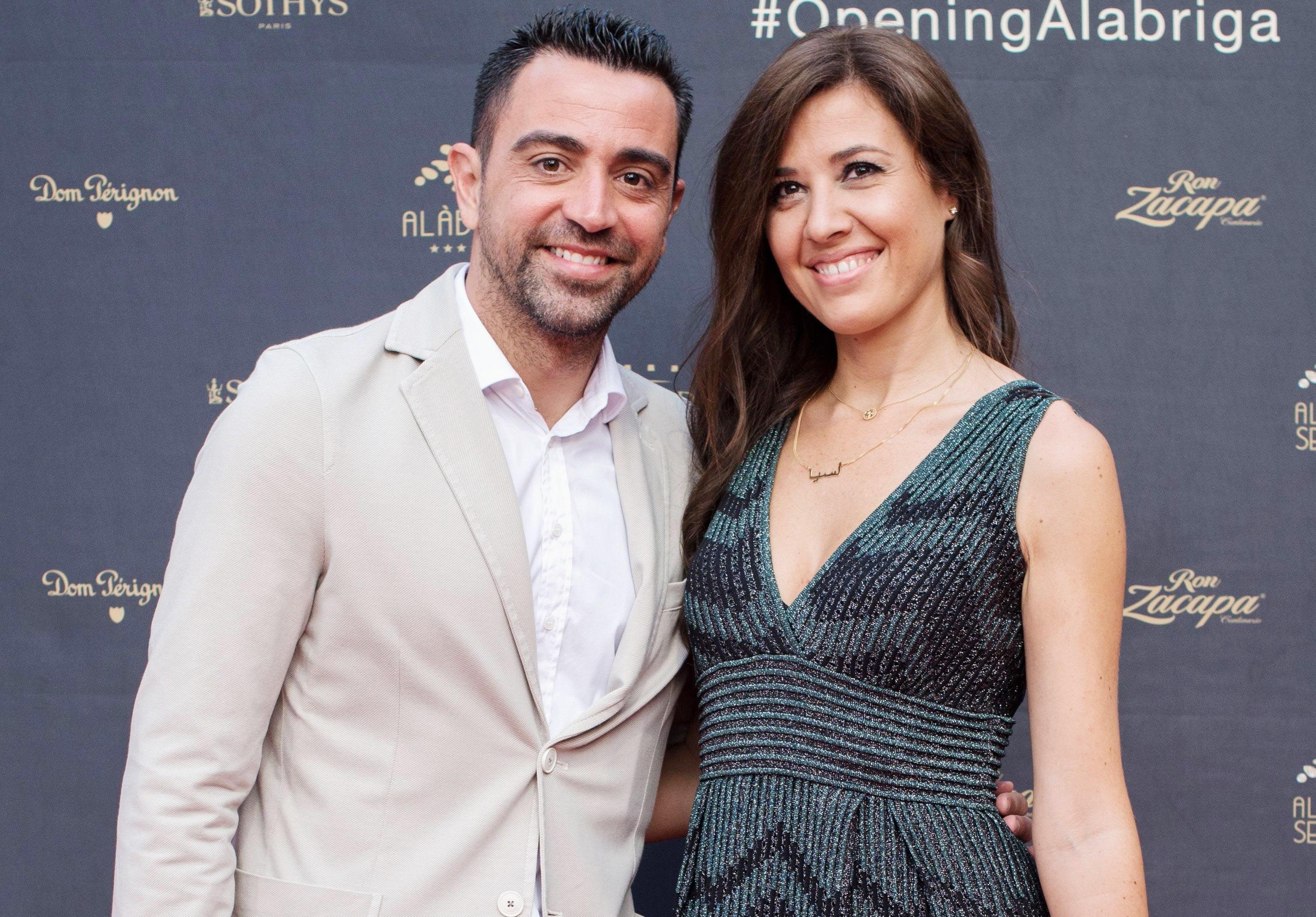 Xavi Hernández junto a su mujer, Núria, en un acto. Europa Press