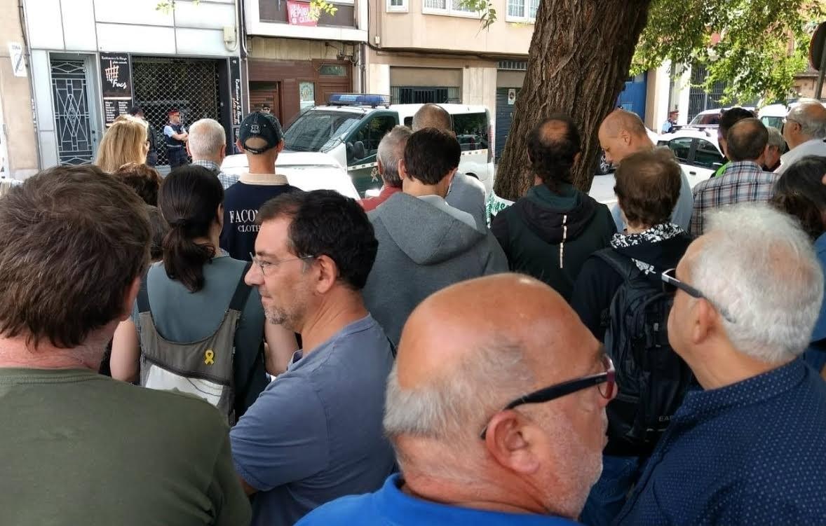 La concentración ante el operativo de la Guardia Civil en Sabadell. Europa Press.