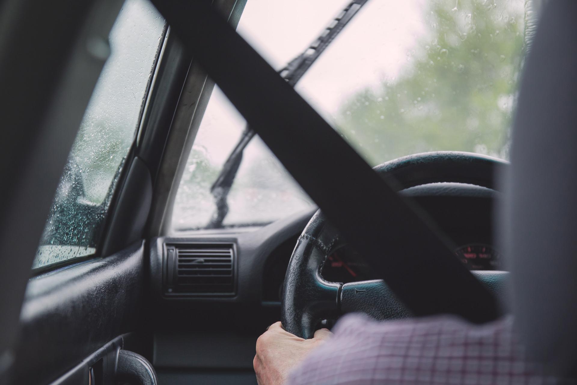 Una persona conduciendo un coche en una imagen de recurso. Pixabay