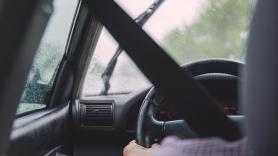 Una persona conduciendo un coche en una imagen de recurso. Pixabay