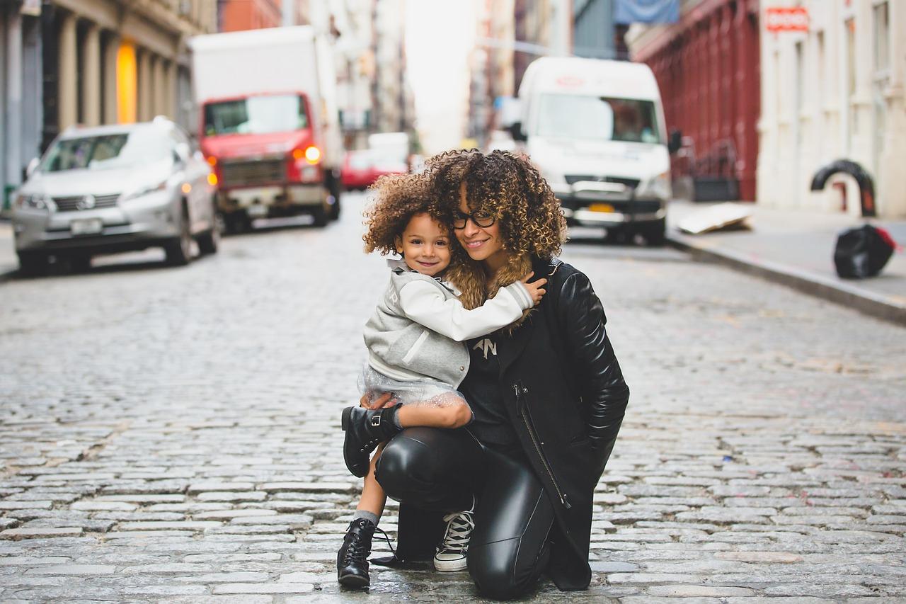 Madre e hija con el pelo afro. Pixabay