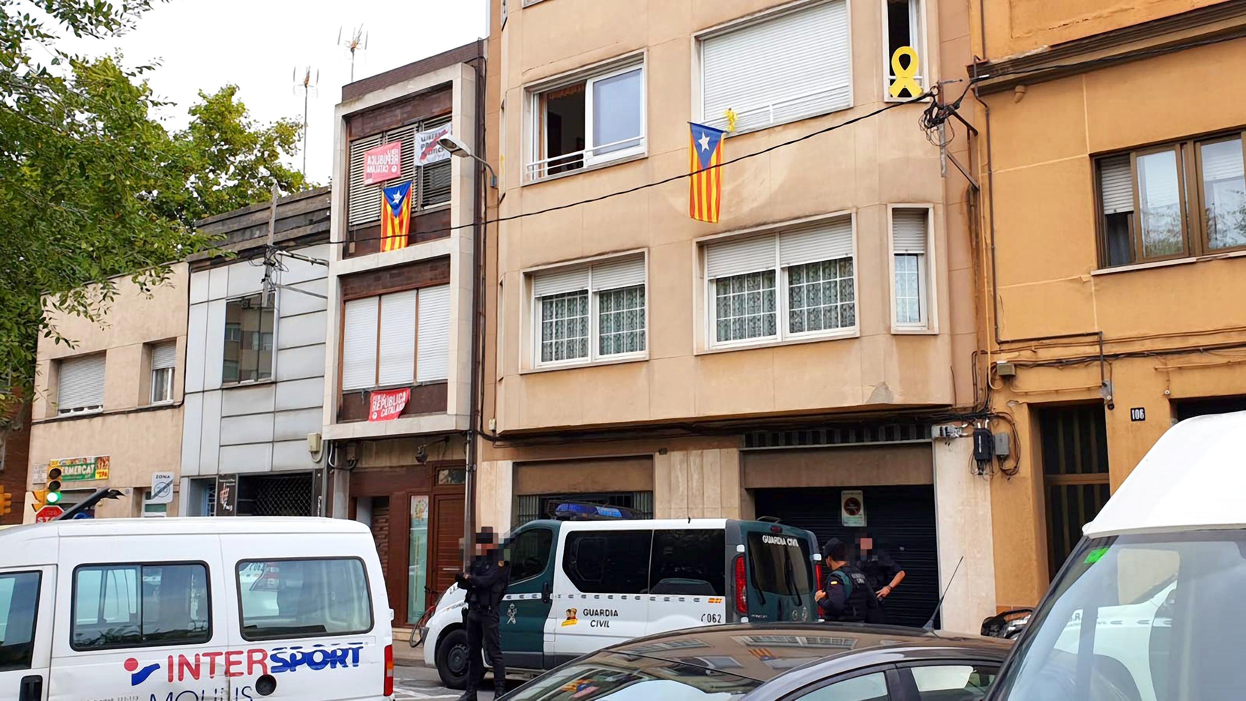 Agentes de la Guardia Civil junto al domicilio de uno de los detenidos tras la operación contra miembros de los Comités de Defensa de la República (CDR)