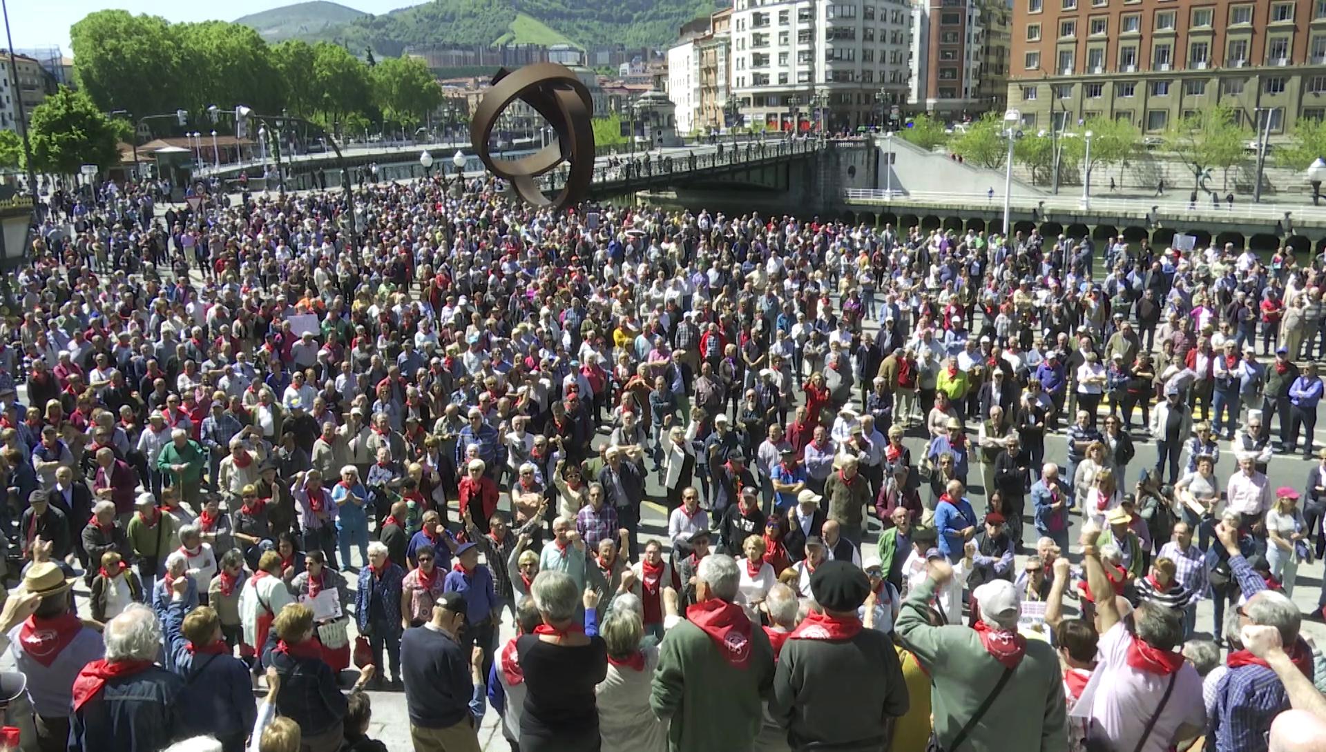 Pensionistas concentrados frente a las escalinatas del Ayuntamiento de Bilbao, durante la manifestación por la defensa de las pensiones.