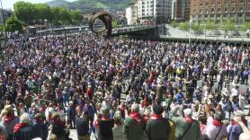 Pensionistas concentrados frente a las escalinatas del Ayuntamiento de Bilbao, durante la manifestación por la defensa de las pensiones.