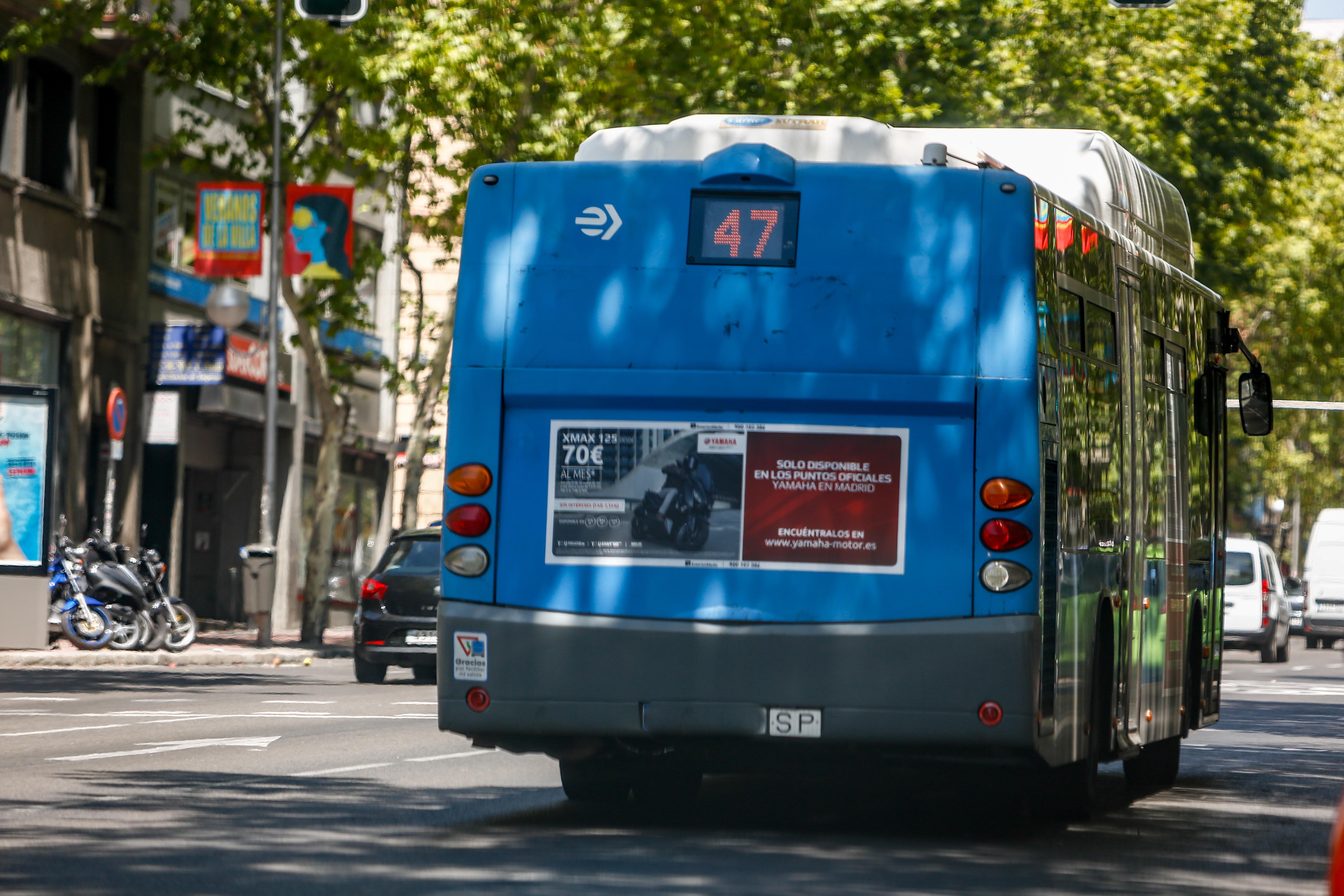 Un autobús de la línea 47 de la EMT circula por una calle de Madrid. EP