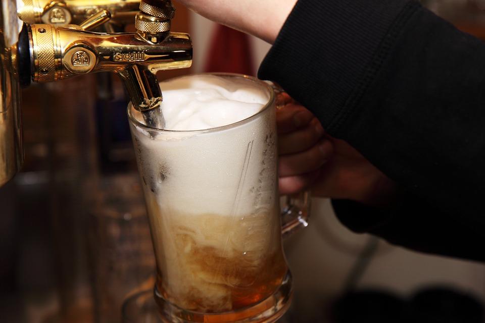 Sirven una jarra de cerveza en un bar. Pixabay