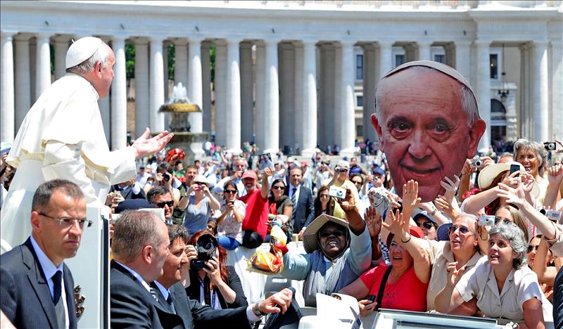 Francisco, 'cabreado' por una 'comilona' en la azotea del Vaticano en la canonización de los papas
