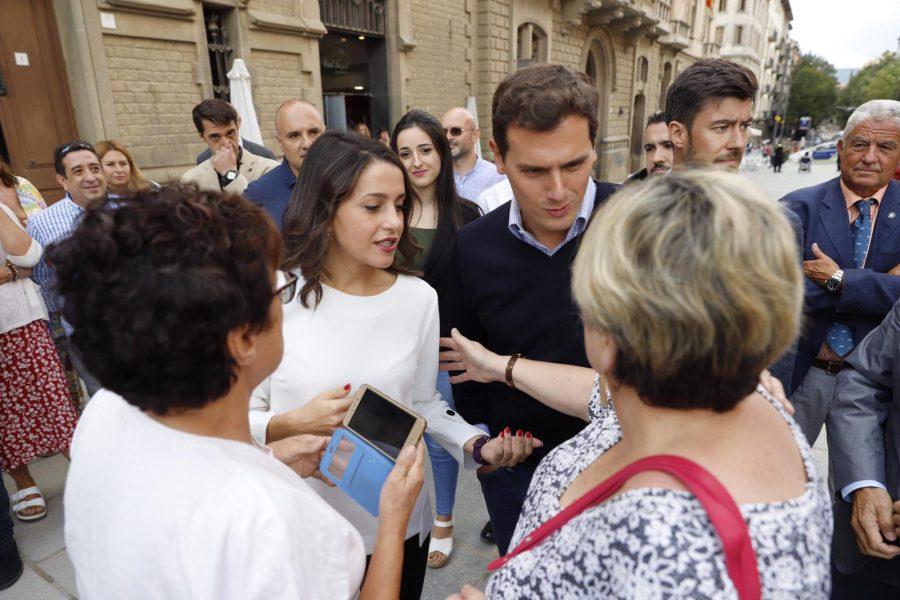 Albert Rivera e Inés Arrimadas en las calles de Vic. Fuente: El 9 Nou TV