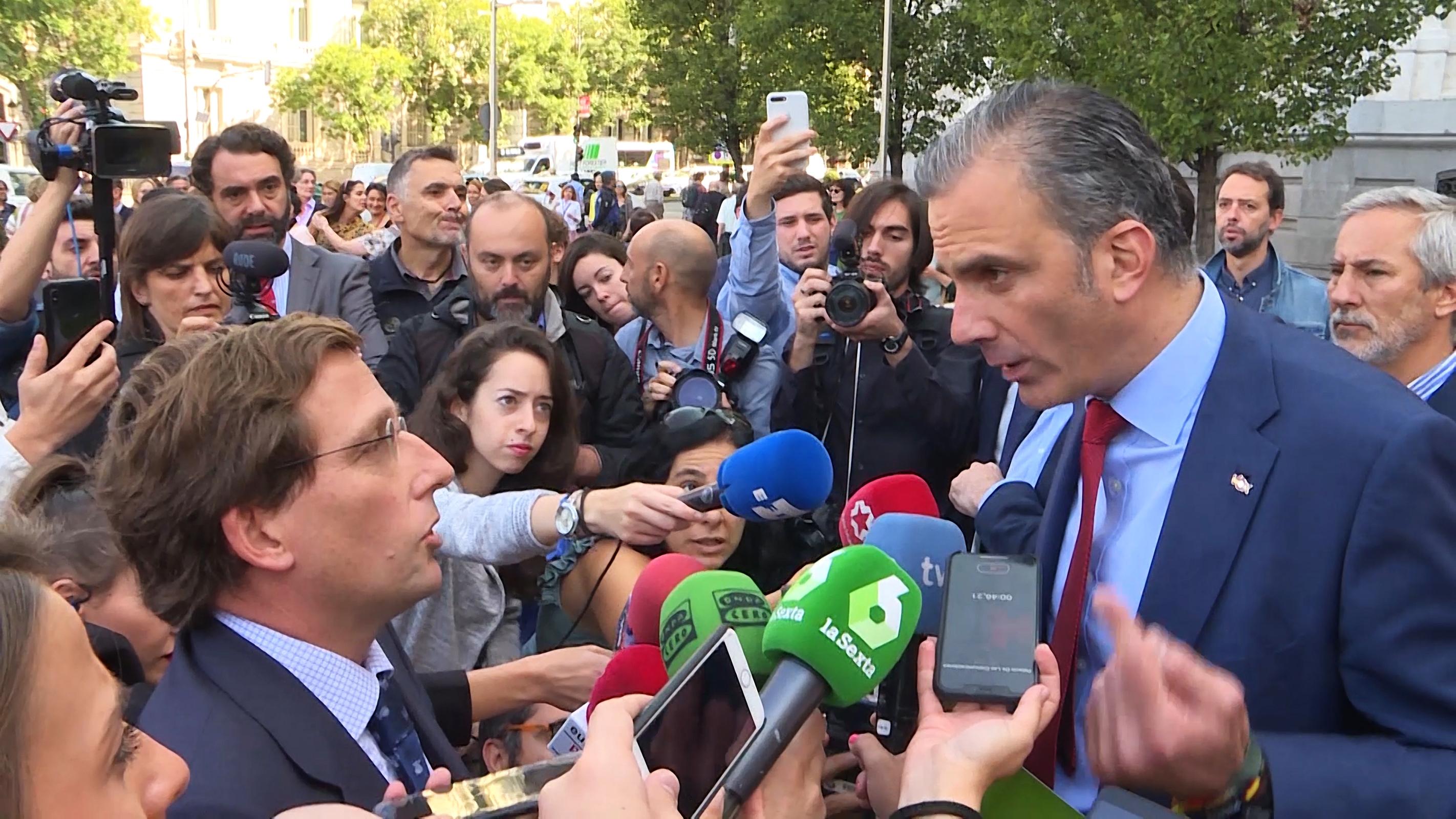 El alcalde de Madrid José Luis Martínez Almeida encarado contra el portavoz de Vox en el Consistorio Javier Ortega Smith. EP