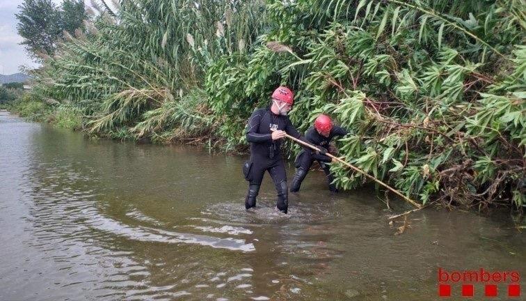 Agentes buscan al bebé lanzado en el río Besòs. EP