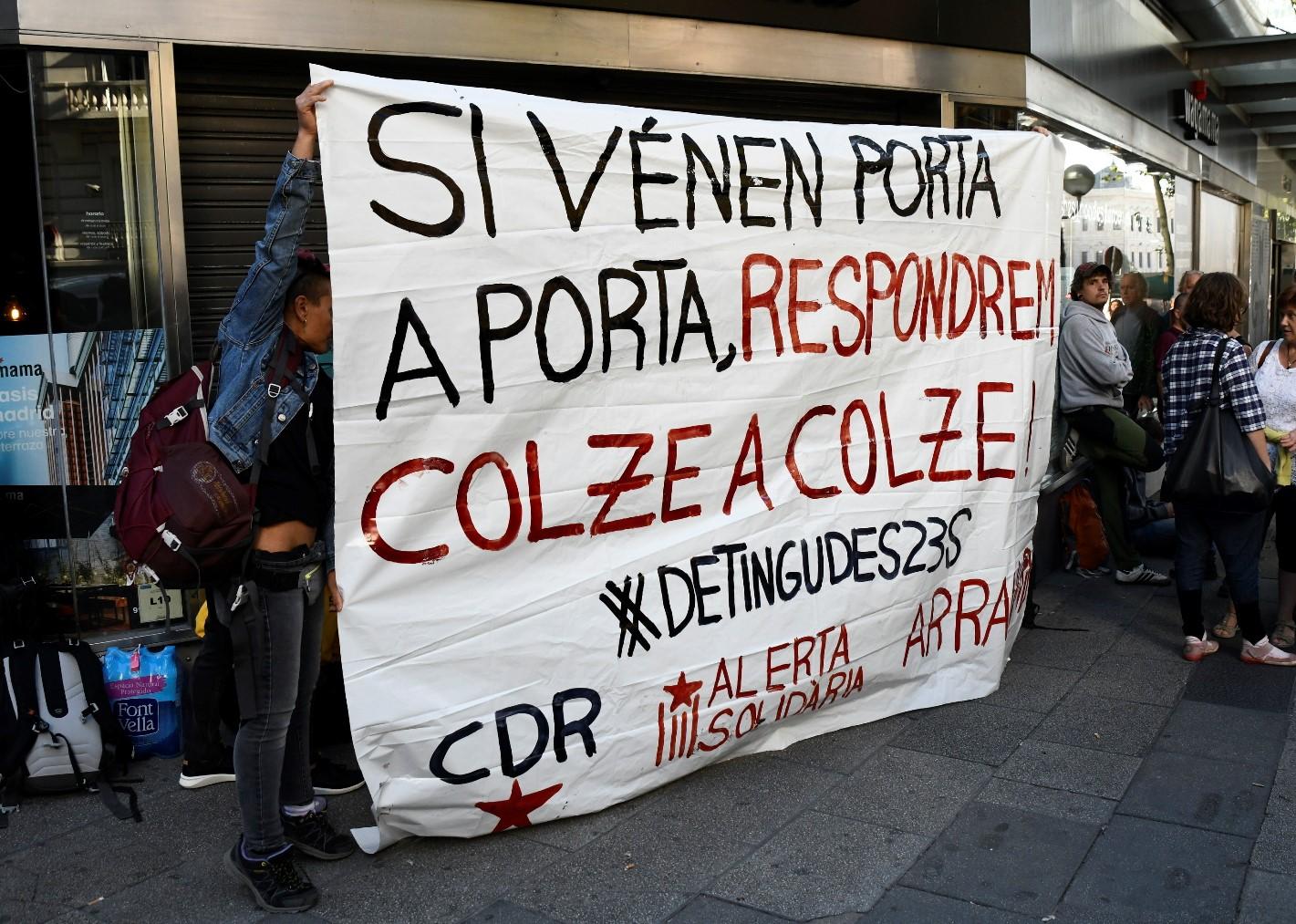 Manifestantes independentistas se concentran en la entrada de la Audiencia Nacional para dar apoyo a los siete miembros de los Comités de Defensa de la República (CDR) detenidos. EP