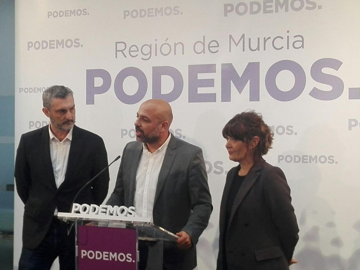 Los secretarios generales de Podemos en Castilla La Mancha, José García Molina, y Murcia, Óscar Urralburu, y la diputada regional murciana María Giménez