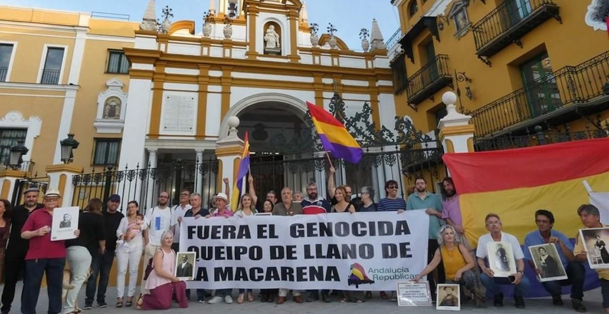 Protesta de activistas de Andalucía Republicana a las puertas de la basílica de la Macarena.