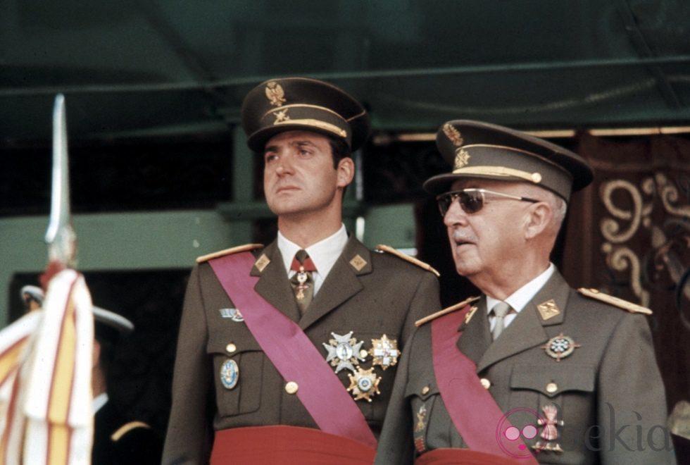 El rey Juan Carlos y el dictador Francisco Franco. Youtube