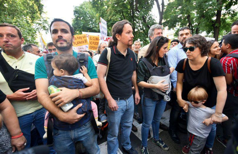 Alberto Garzón con su hija Olivia y Pablo Iglesias e Irene Montero con Aitana