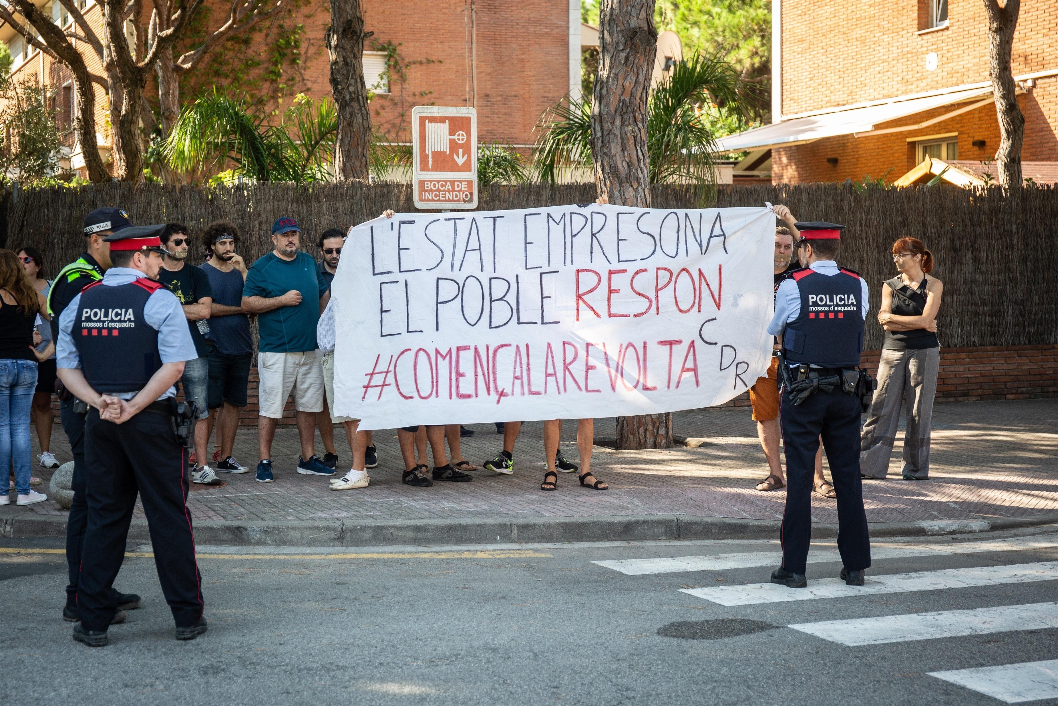 Una veintena de CDR protestan en la Fiesta de la Rosa del PSC a la que acude Pedro Sánchez en Gavà (Barcelona)