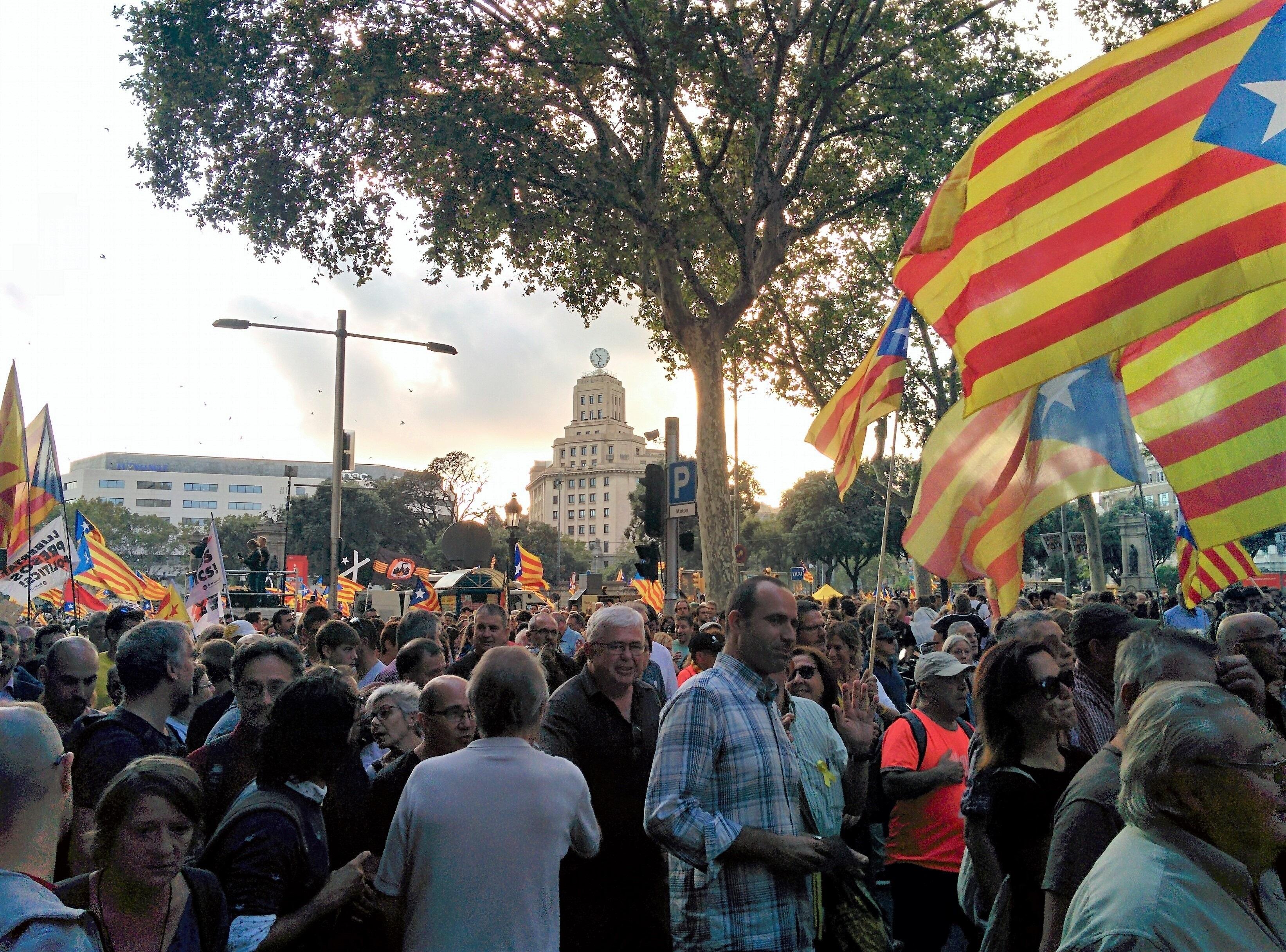 Miles de personas empiezan en Barcelona la manifestación 'Recuperem l1 doctubre' en 2018. EP