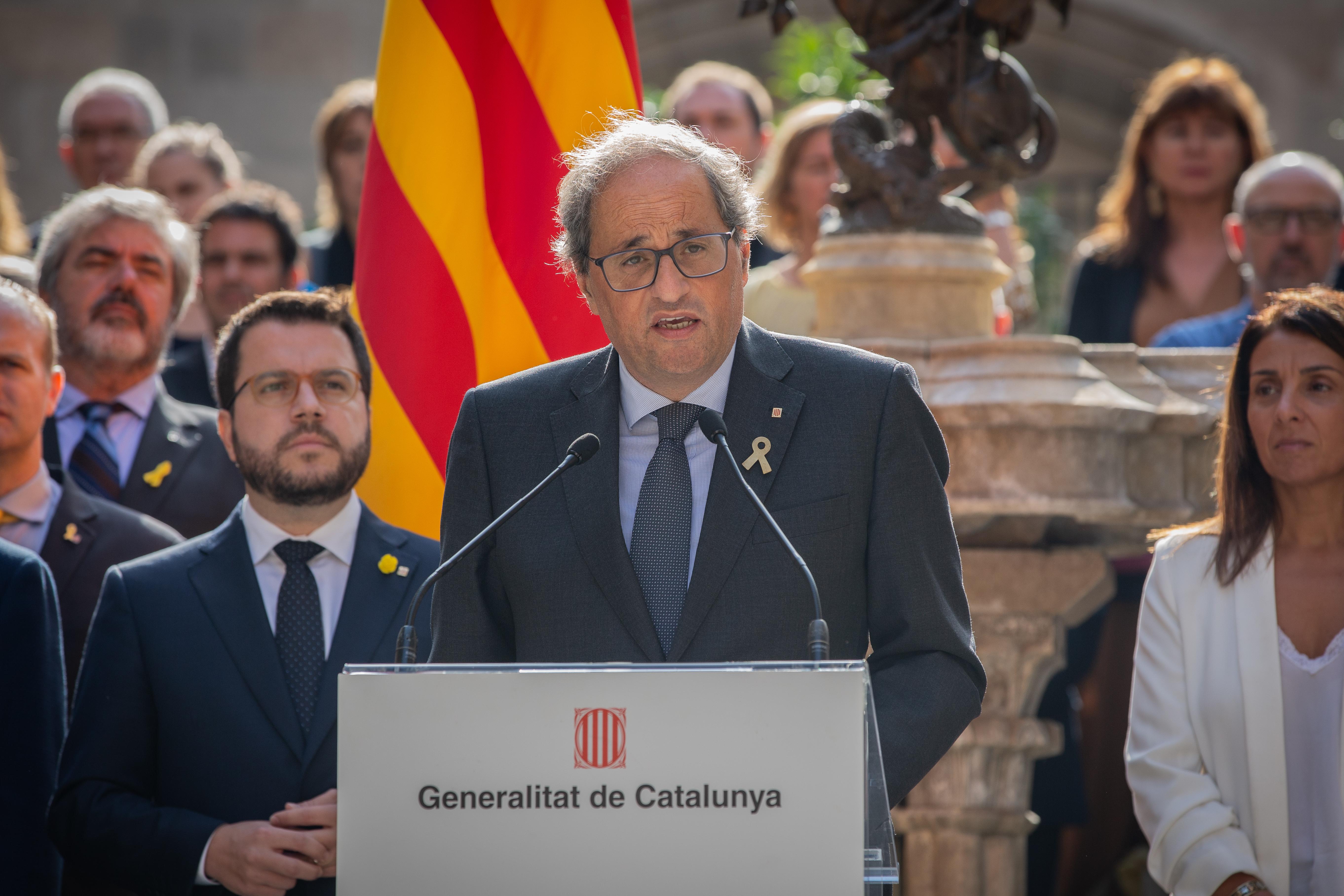 El president de la Generalitat de Catalunya Quim Torra durante su intervención en el acto 'Compromís del Primer d'Octubre' junto a otros miembros del Govern. EP