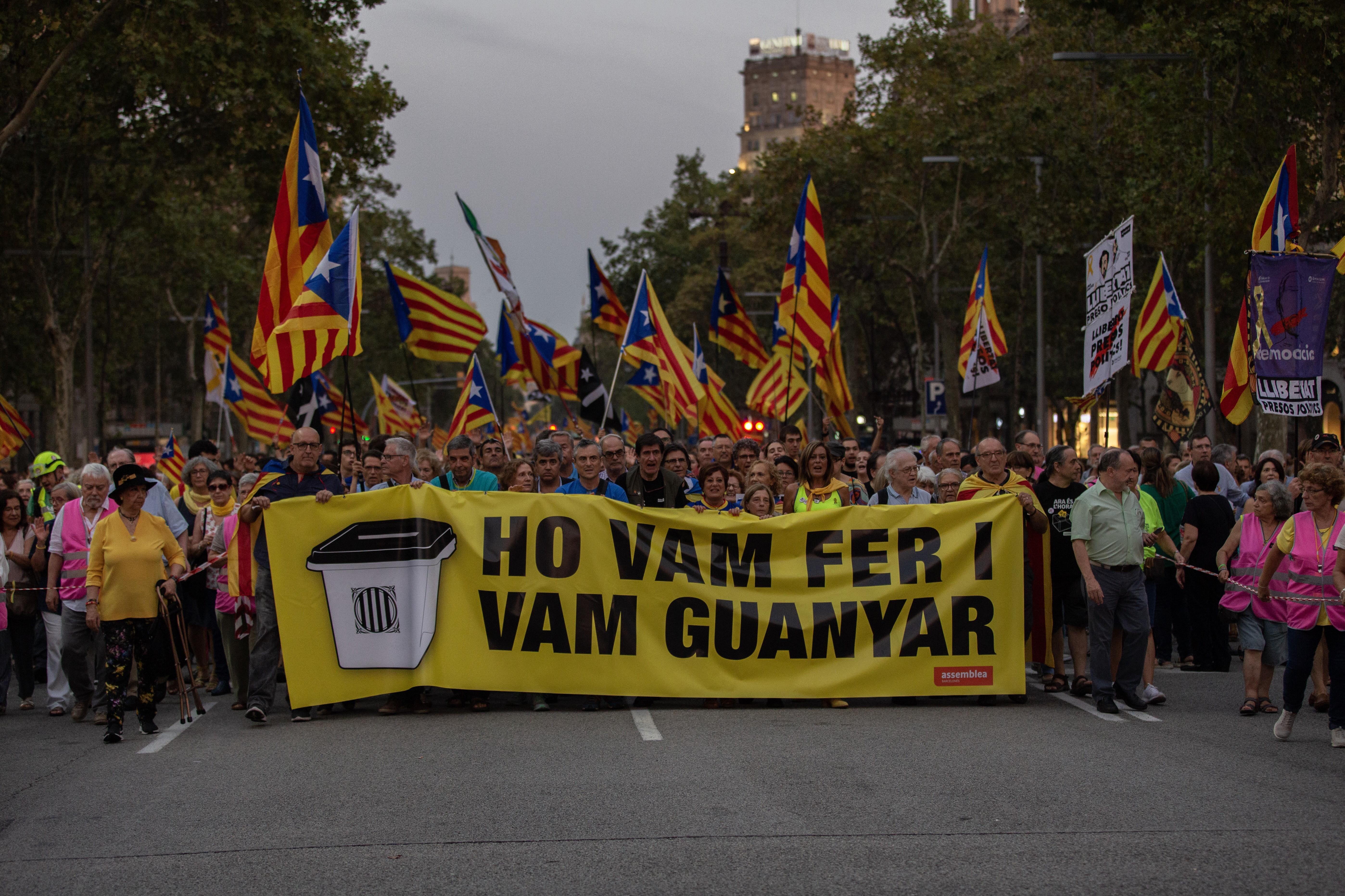 Participantes en la manifestación de la ANC con un cartel con el lema 'Ho vam fer y vam guanyar' en Barcelona a 1 de octubre de 2019. EP