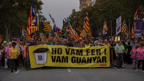 Participantes en la manifestación de la ANC con un cartel con el lema 'Ho vam fer y vam guanyar' en Barcelona a 1 de octubre de 2019. EP