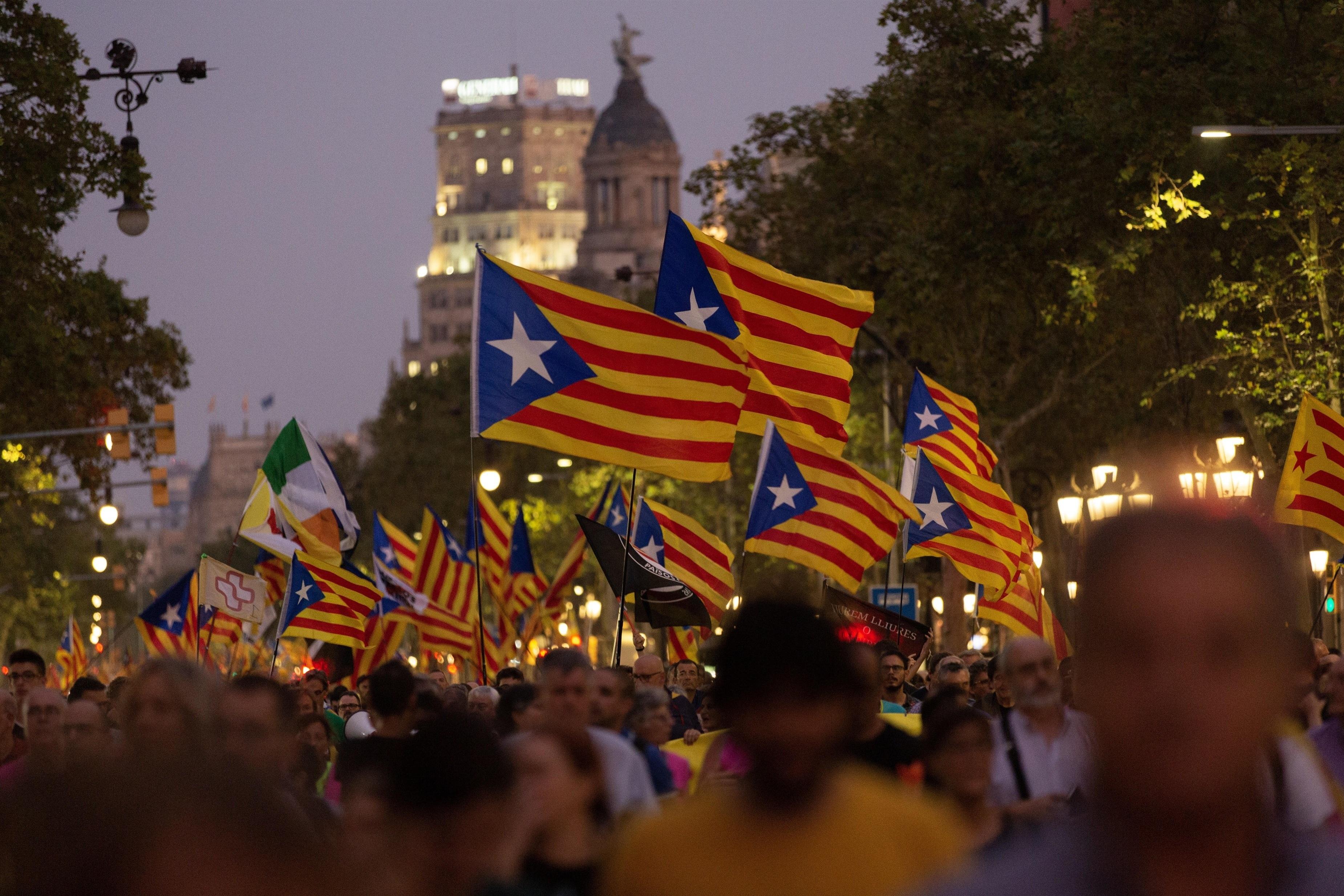Unas 18.000 personas se manifiestan en Barcelona por el 1-O al grito de "ni olvido, ni perdón". EP