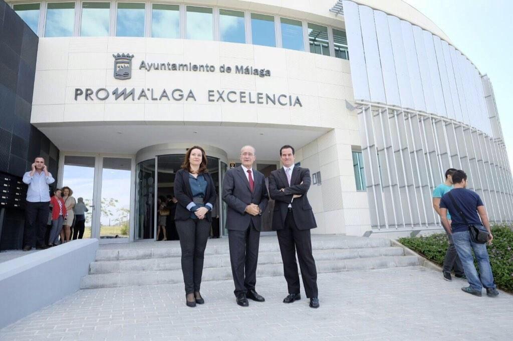 El alcalde de Málaga, en el centro, en la inauguración en 2014 el edificio de Promálaga Excelencia.