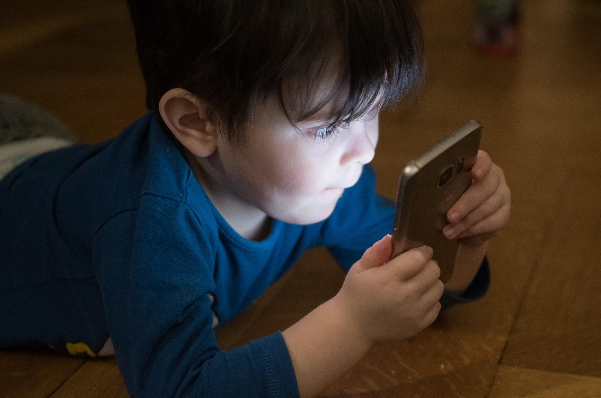 Un niño utilizando un teléfono móvil. PIXABAY