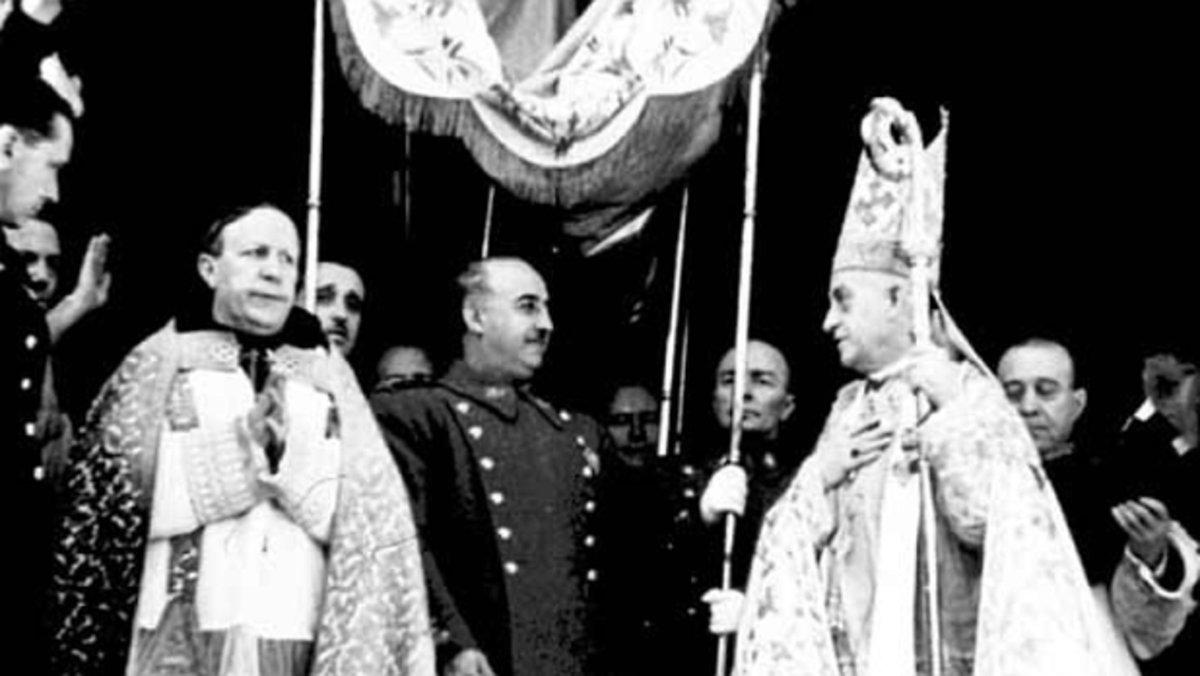Francisco Franco sale bajo palio de una visita a una catedral.