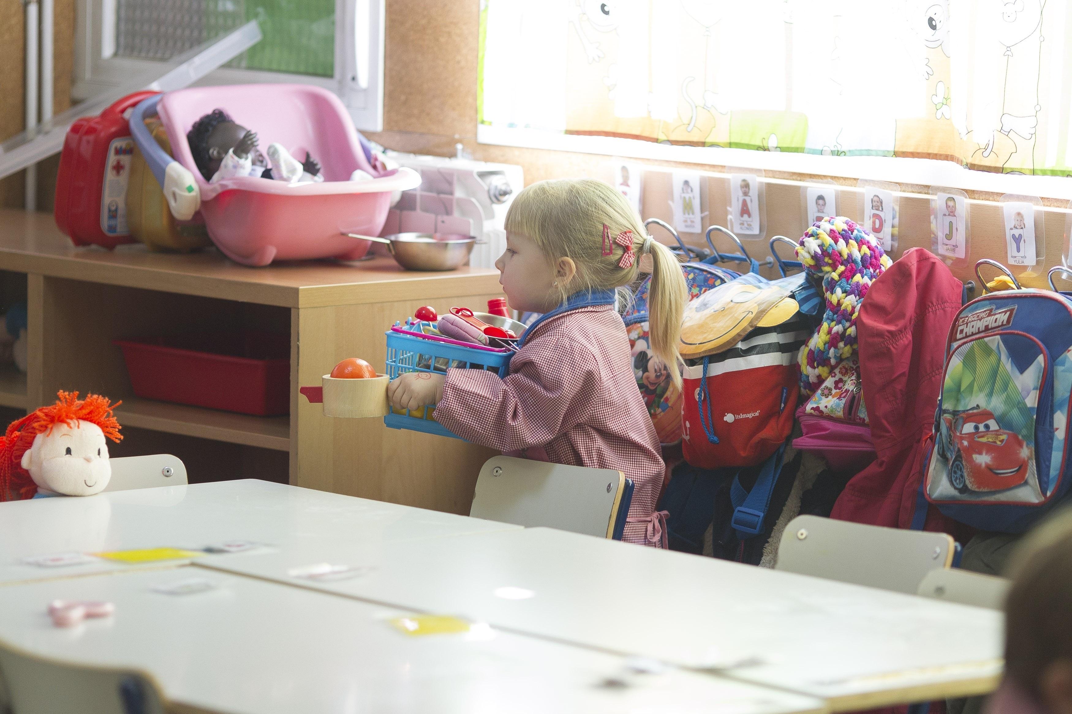  Una niña de Educación Infantil jugando en su colegio
