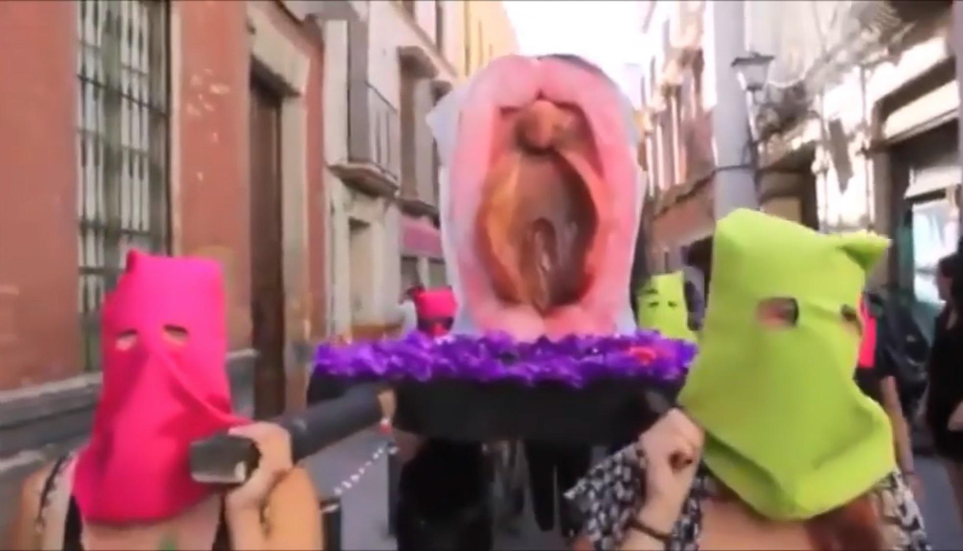 Procesión de la vagina de plástico por la que se enjuician a las tres acusadas. Europa Press