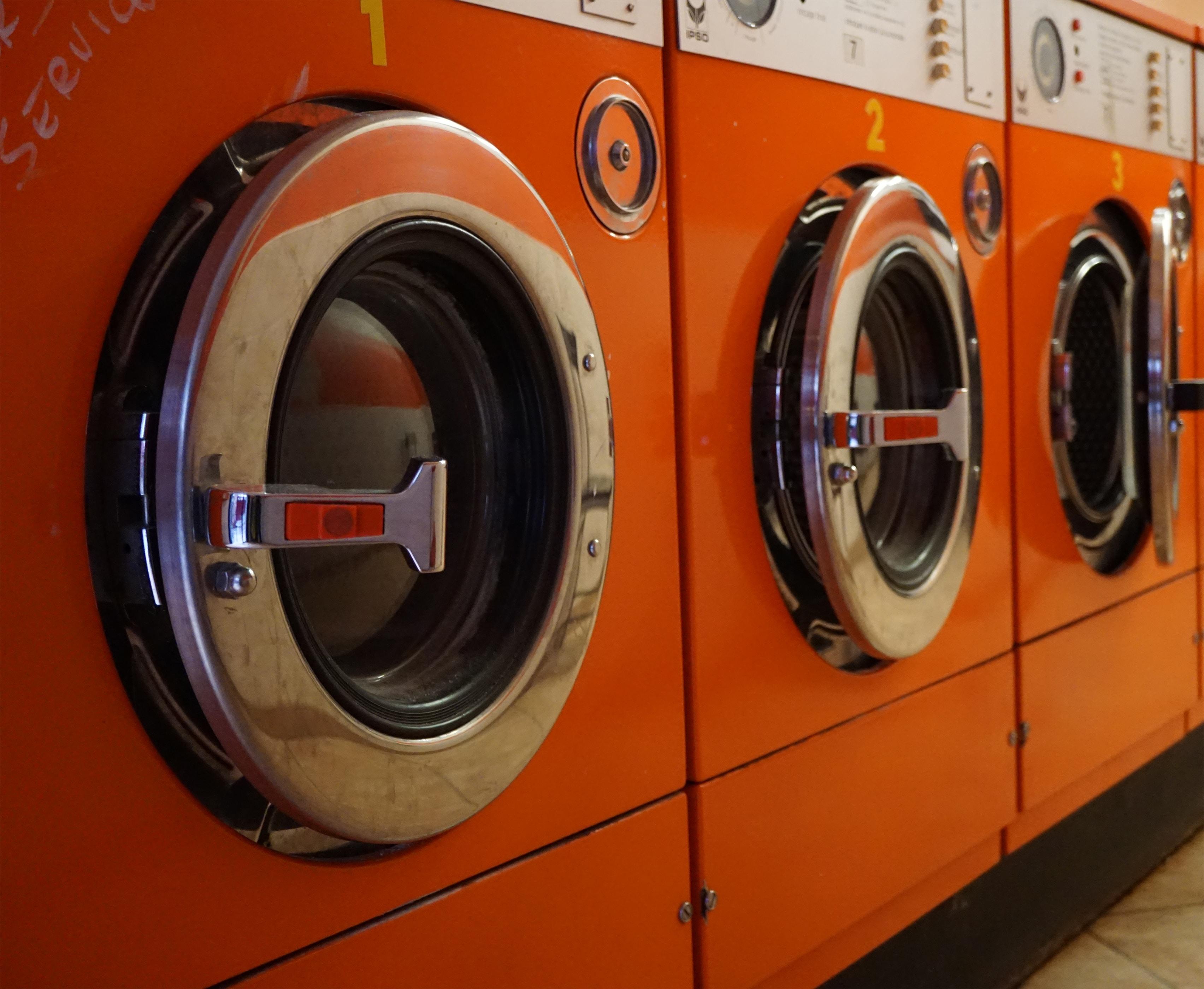 ¿Cuál es el ciclo de la lavadora que más contamina? Tina Bosse para Unsplash