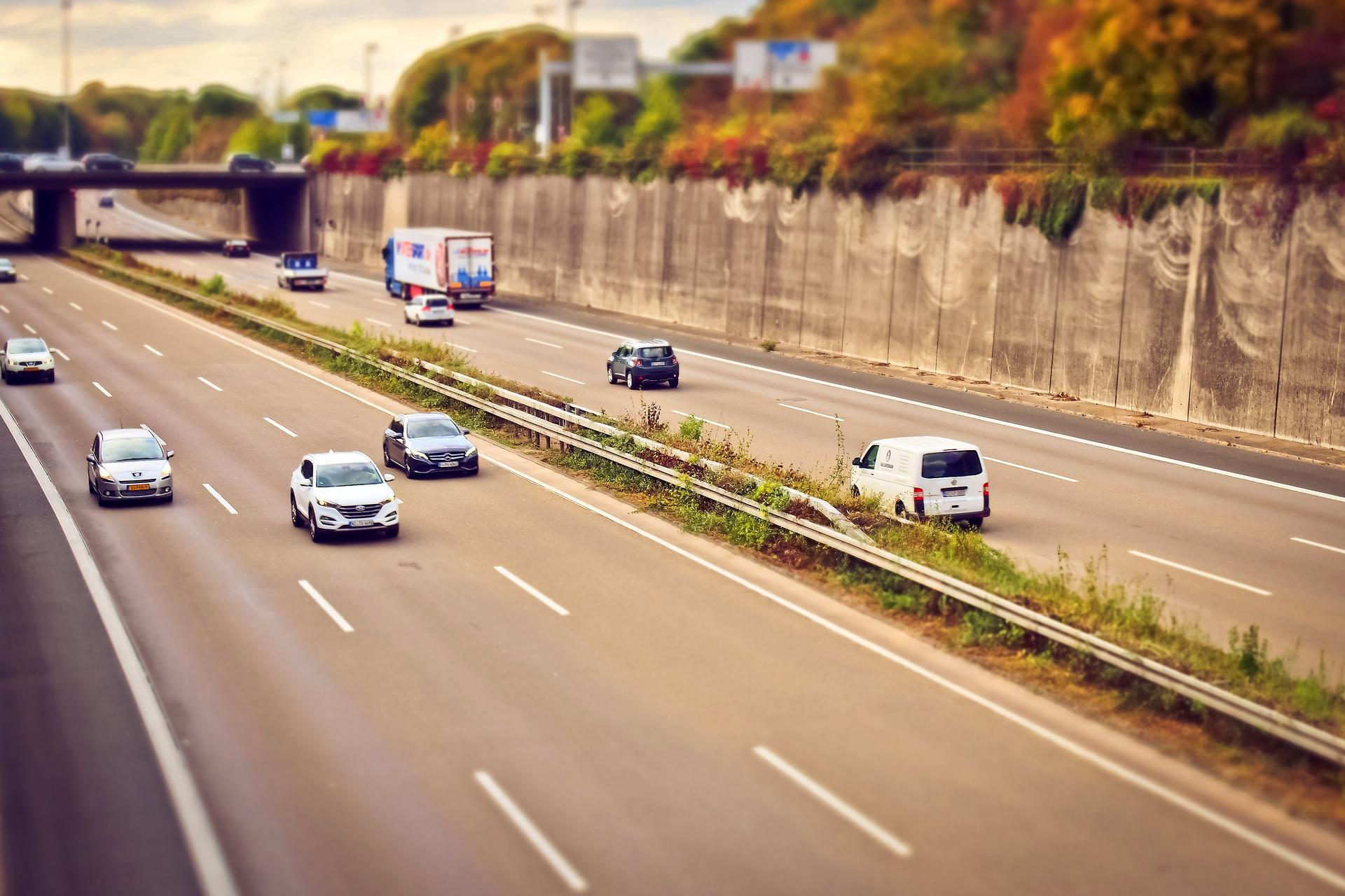 Dos camioneros han fallecido en un accidente en la A4. En la imagen, coches y camiones en una autovía. Imagen archivo