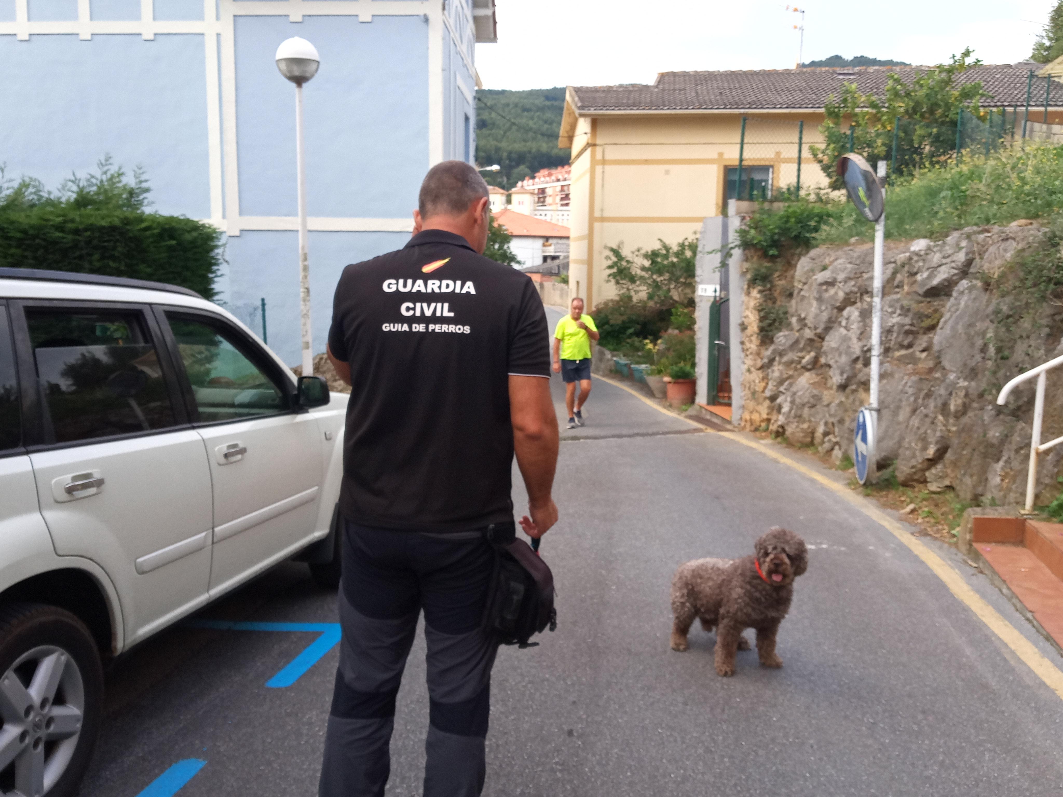 La guardia civil busca en el vertedero de Castro Urdiales el cuerpo del hombre decapitado. EP