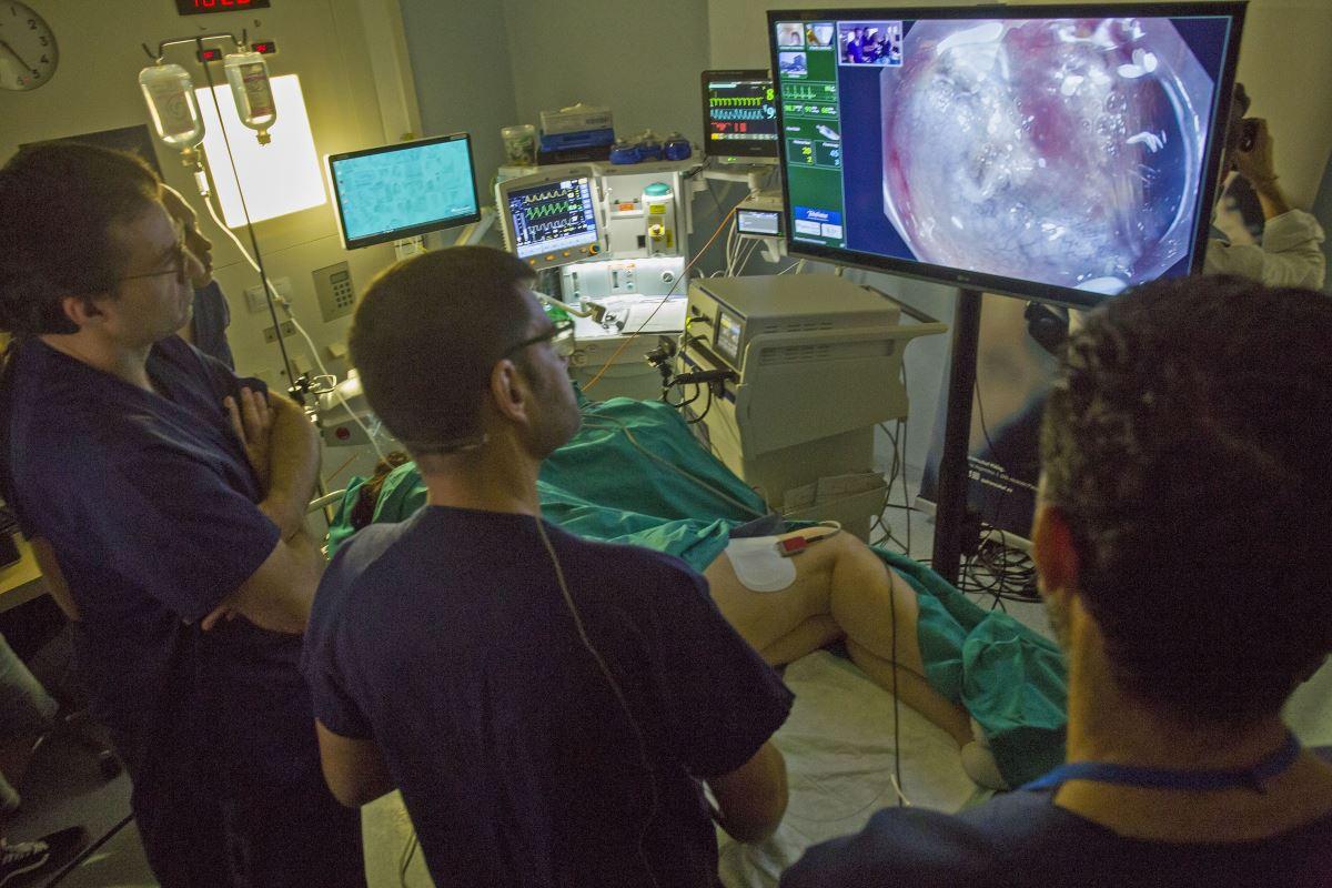 Las operaciones se han realizado en Málaga por el doctor Pedro Rosón con la colaboración desde Japón del doctor Katsumi Yamamoto, en tiempo real, gracias a la baja latencia y la trasmisión de video ofrecida por el 5G