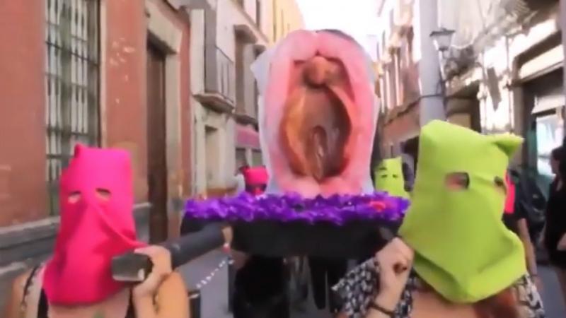 Procesión de la vagina de plástico por la que se acusa a las tres acusadas. Europa Press