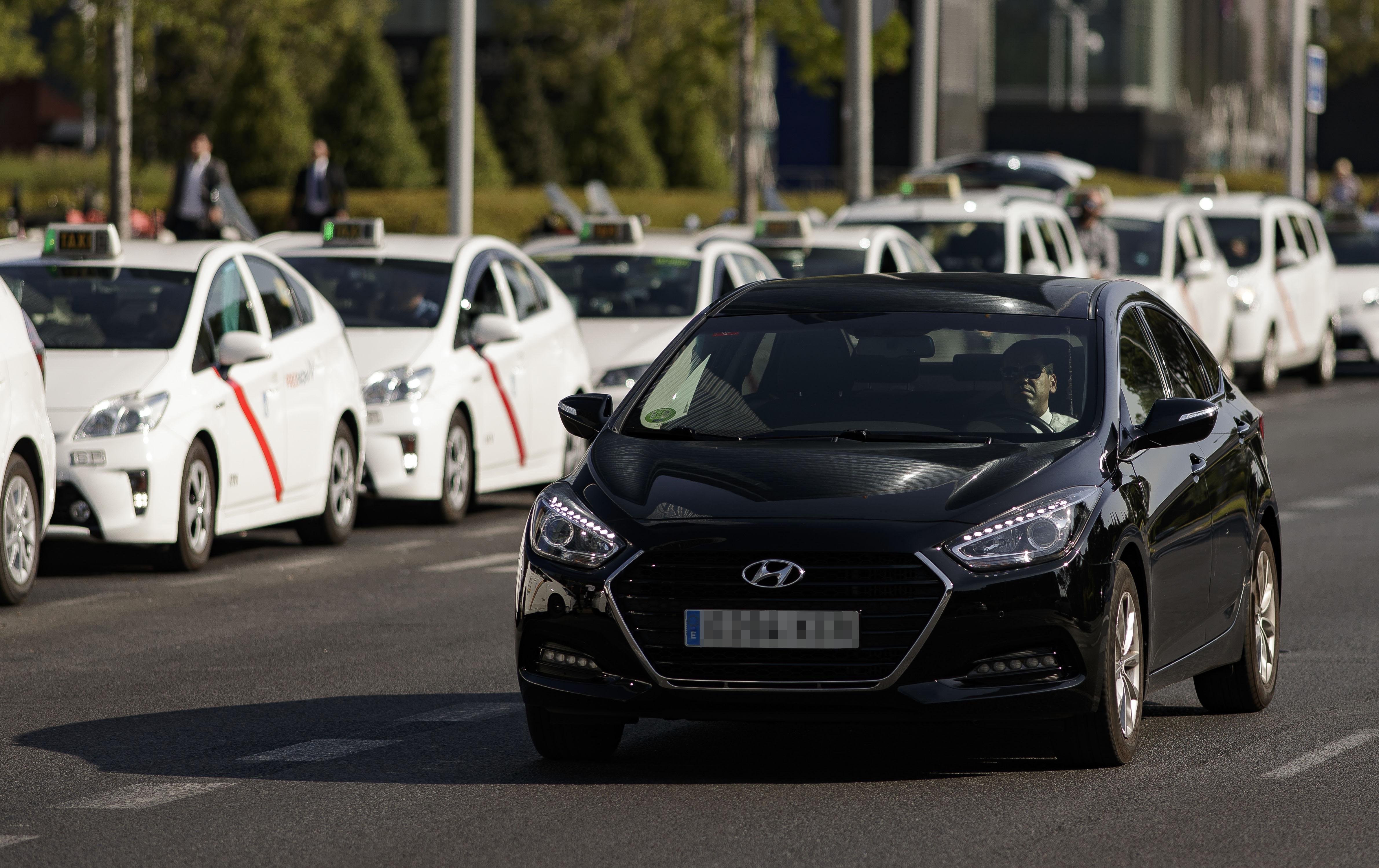 Coches VTC de empresas como Cabify y Uber en el centro de Madrid. EP