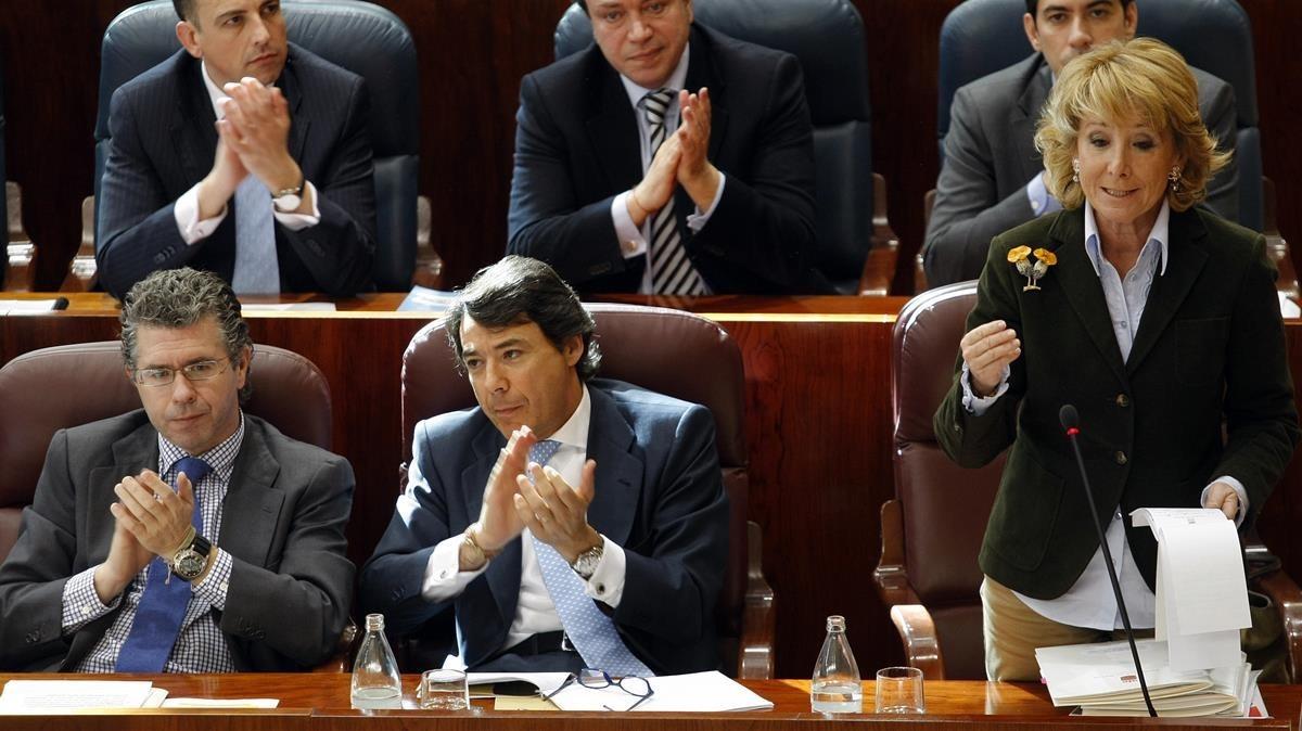 Aguirre es aplaudida en un Pleno de la Asamblea de Madrid