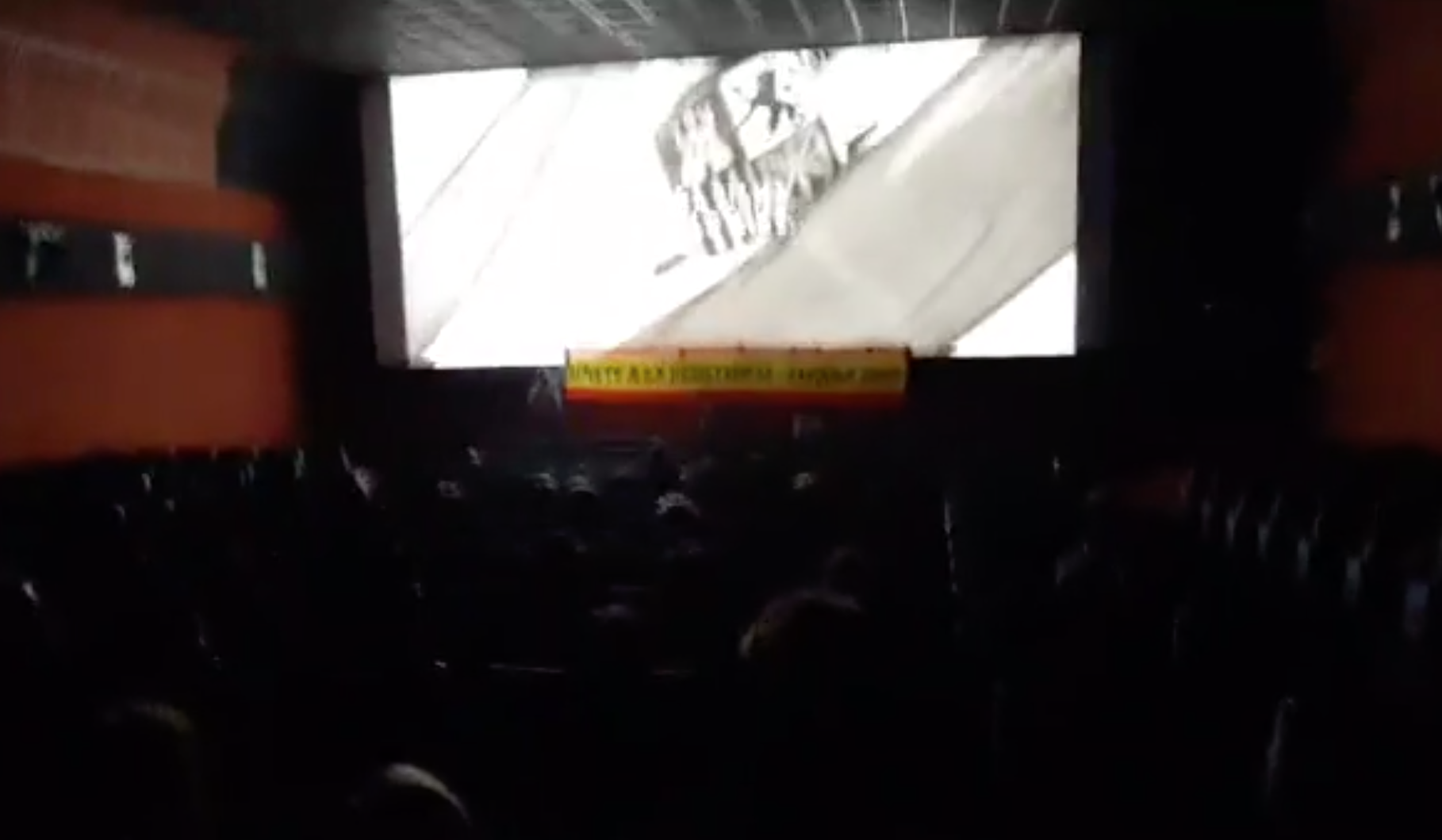 Radicales de extrema derecha desalojan un cine a gritos de ¡Arriba España!. Facebook