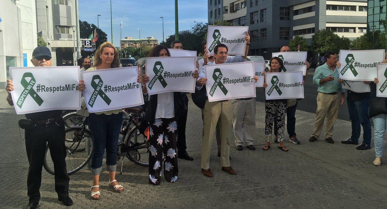 Miembros y cargos del Vox, ayer ante los juzgados de Sevilla exigiendo respeto a las feministas. F. A.