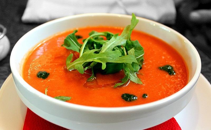 El gazpacho o salmorejo son dos sopas frías típicas de Andalucía, sobre todo en verano, y que tienen al tomate y el aceite de oliva como principales ingredientes. Imagen de Pixabay