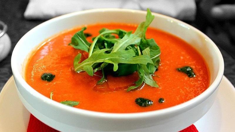 El gazpacho o salmorejo son dos sopas frías típicas de Andalucía, sobre todo en verano, y que tienen al tomate y el aceite de oliva como principales ingredientes. Imagen de Pixabay