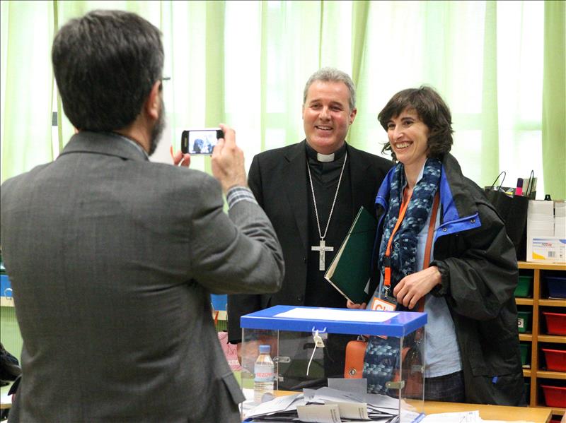 El obispo de Bilbao preside una mesa electoral tras no prosperar su recurso