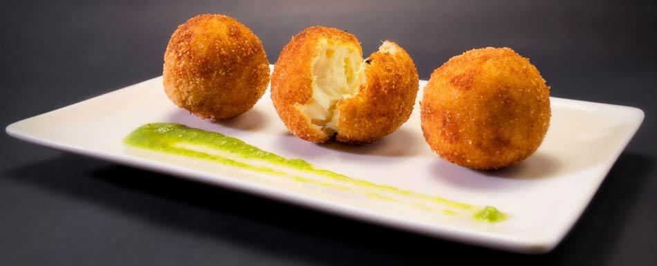 Las croquetas, que acostumbran a ser de jamón, pero poco a poco entran innovaciones que se están haciendo muy populares como de cocido, setas, queso, gambas, bacalao…